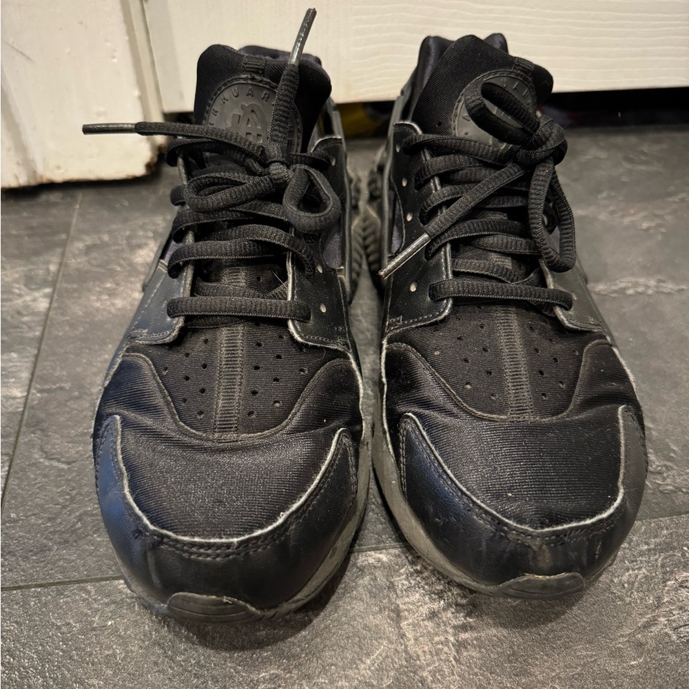 7.5 Women Black Nike Huaraches